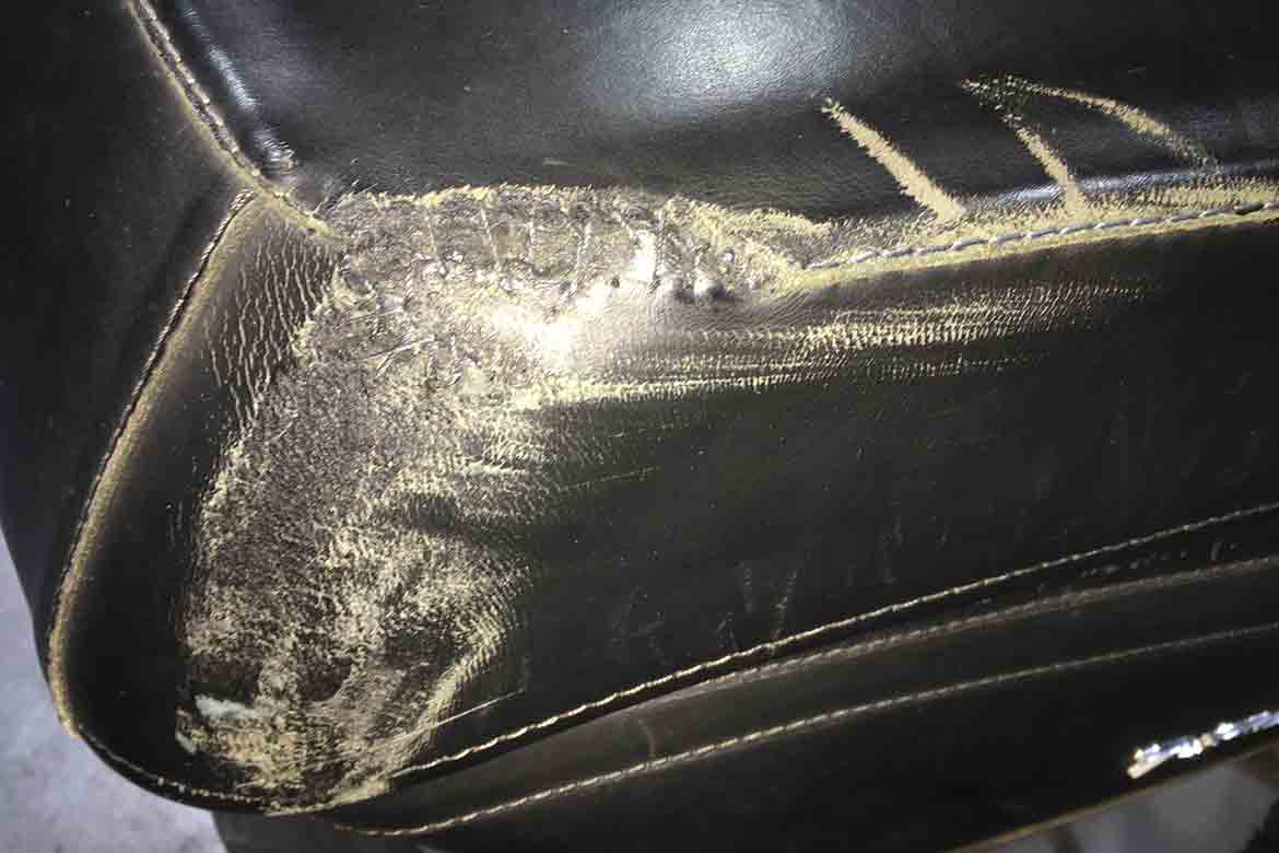 restauracion reparacion Alforja de piel de moto Harley Davison por desgaste en Valencia · ARG Restauracion c