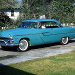 El Plymouth de 1955 se considera uno de los primeros automóviles producidos en serie con pintura metalizada de fábrica. Este modelo particular se presentó con un color conocido como “Platinum Gray”, que no solo capturó la atención de los consumidores, sino que también rompió con los esquemas de color tradicionales de la época