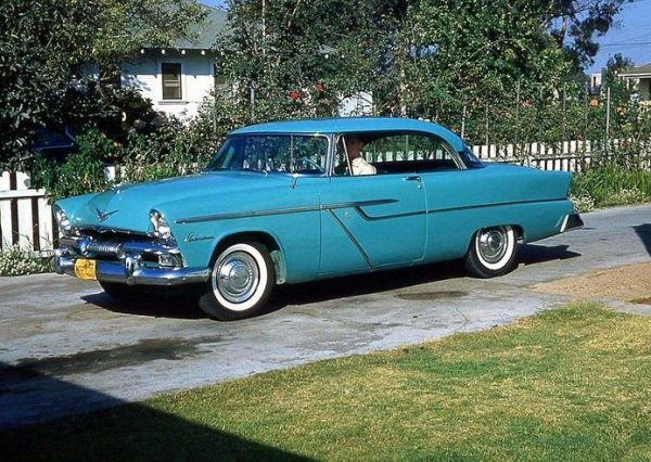 El Plymouth de 1955 se considera uno de los primeros automóviles producidos en serie con pintura metalizada de fábrica. Este modelo particular se presentó con un color conocido como “Platinum Gray”, que no solo capturó la atención de los consumidores, sino que también rompió con los esquemas de color tradicionales de la época