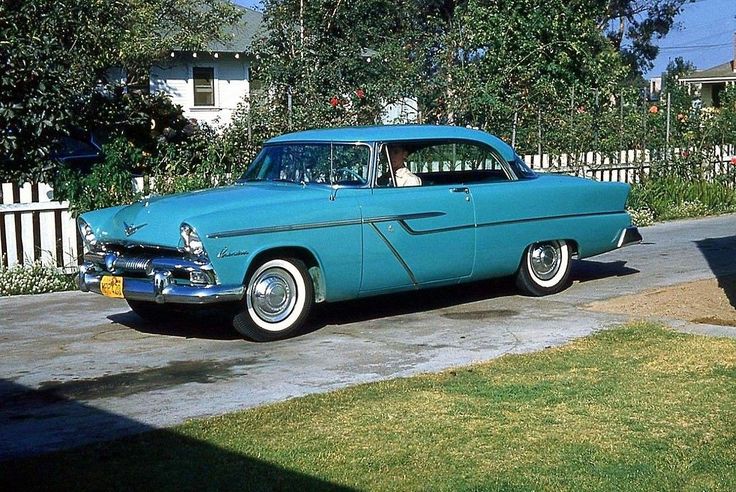 El Plymouth de 1955 se considera uno de los primeros automóviles producidos en serie con pintura metalizada de fábrica. Este modelo particular se presentó con un color conocido como “Platinum Gray”, que no solo capturó la atención de los consumidores, sino que también rompió con los esquemas de color tradicionales de la época