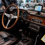 Cómo aprovechar tecnología moderna en tu coche clásico (sin grandes costes). Descubre cómo modernizar un coche clásico sin grandes costes ni alterar su estética. CarPlay, Android Auto, Bluetooth, cámaras, OBD2 y otros gadgets para clásicos.